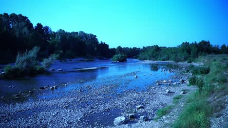 Flacher-Flusslauf-In-Der-Nähe-Von-Pont-Du-Gard-In-Frankreich,-Gefilmt-Mit-Einem-Kamerakran-Zwischen-Den-Naturläufen-Eines-Kleinen-Flusses