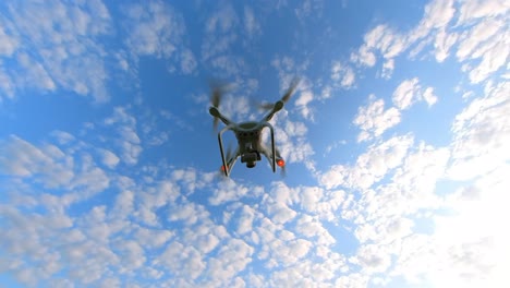 Dynamische-Kamerabewegung-Um-Eine-Drohne,-Die-über-Grüne-Landwirtschaftliche-Felder-Fliegt