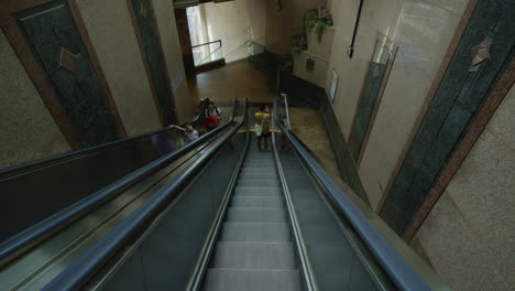 POV-Einer-Rolltreppenfahrt-In-Einem-Geschäftsgebäude-In-Hongkong