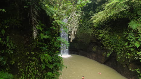 Wunderschöner-Tibumana-Wasserfall-In-Einem-übertouristischen-Reiseziel-Auf-Bali