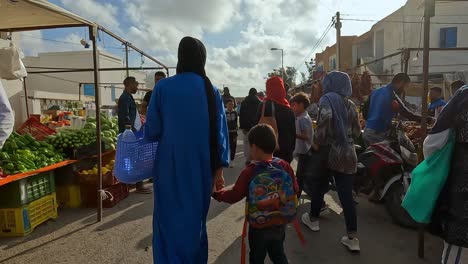 Caminando-En-El-Mercado-Midoun-En-La-Isla-De-Djerba-En-Túnez