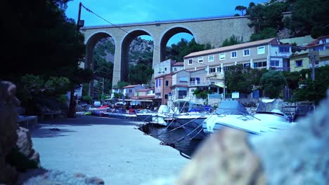 Hermoso-Puente-Ferroviario-De-Piedra-Sobre-Un-Pequeño-Valle-De-Una-Bahía-Francesa-Junto-Al-Mar