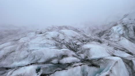 Islandia---Excursionistas-En-Un-Glaciar:-Un-Grupo-De-Excursionistas-Explora-El-Paisaje-Helado-De-Un-Glaciar,-Sus-Crampones-Crujen-Sobre-La-Nieve