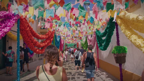 Tomar-Portugal-Festa-Dos-Tabuleiros-Tomar-Portugal-8-De-Julio-De-2023-Hermosa-Calle-Decorada-Con-Gente-Caminando