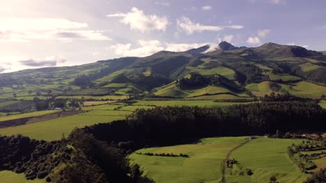 Seitliche-Drohnenaufnahme-Aus-Dem-Viertel-Tucuso-Mit-Dem-Hintergrund-Des-Vulkans-Rumiñahui-An-Einem-Sonnigen-Tag-In-Der-Stadt-Machachi,-Ecuador