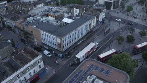 Luftneigung-Senkt-Sich-Zum-Arbeitsgebäude-Im-Londoner-Archway-District