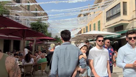 Spaziergang-Durch-Den-Markt-In-Der-Stadt-Santanyi-Auf-Der-Insel-Mallorca