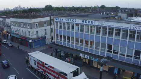 Low-Street-Aerial-Orbits-Arbeitsraumgebäude-Auf-Holloway-Road,-London,-Großbritannien