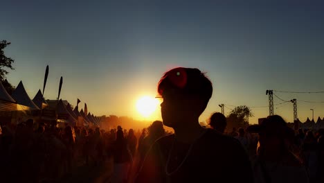 Menschen,-Die-Während-Des-Wunderschönen-Sonnenuntergangs-Beim-Ruisrock-Musikfestival-Spazieren-Gehen