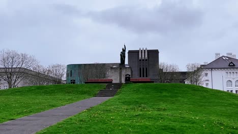 Island-–-Reykjavik-–-Die-Stadt-Beherbergt-Zahlreiche-Attraktionen-Wie-Die-Hallgrimskirkja-Kirche,-Die-Harpa-Konzerthalle-Und-Das-Perlan-Museum