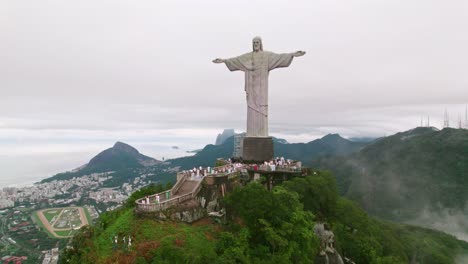 órbita-Aérea-De-Cristo-Redentor-Y-Su-Punto-De-Vista-En-Un-Día-Nublado-En-Río-De-Janeiro-Brasil-Arquitectura-Art-Deco-Maravilla-Del-Mundo