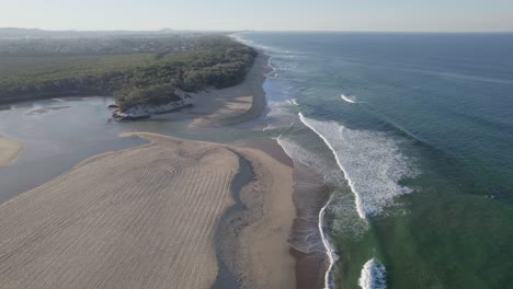 Malerische-Aussicht-Auf-Currimundi-Lake-Und-Creek,-Sunshine-Coast,-Queensland,-Australien,-Luftaufnahme