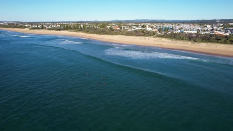 Surfers-In-The-Sea-At-The-Kawana-Beach-In-Queensland,-Australia