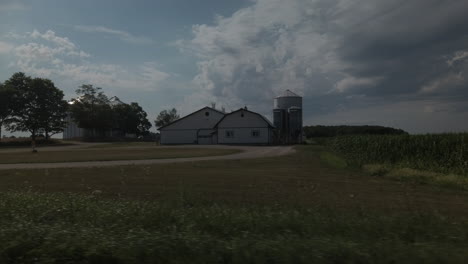 Sommerfahrt-Vorbei-An-Getreidefeldern-Und-Einem-Bauernhof-In-Ontario
