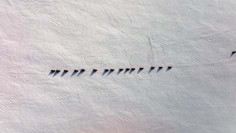 Luftaufnahme-Von-Menschen-Auf-Schneemobilen-Auf-Dem-Gefrorenen-Boden-Des-Myrdalsjökull-Gletschers-In-Island