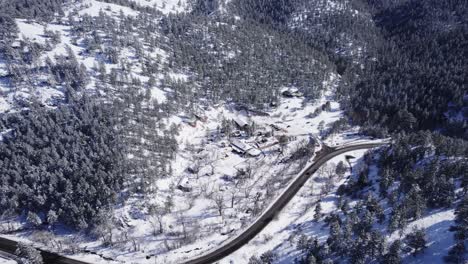 Hütte,-Wald-Und-Straßen-Im-Boulder-Canyon,-Colorado-–-Luftaufnahmen-Von-Drohnen-–-Tagsüber