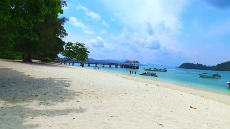 Playa-Paradisíaca-De-Arena-Blanca-Con-La-Isla-De-Langkawi-Malasia