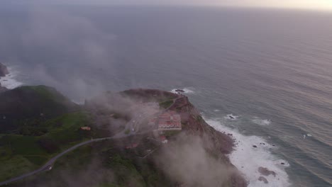 Kippaufnahme-Des-Berühmten-Leuchtturms-Am-Cabo-Da-Roca-Bei-Stimmungsvollen-Bedingungen,-Luftaufnahme