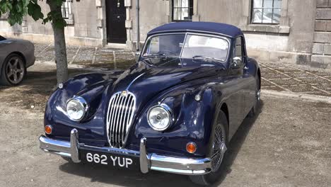 La-Belleza-De-Un-Jaguar-De-Otra-época-Un-Xk120-Se-Sienta-En-Un-Patio-En-Exhibición-En-Un-Rally-Vintage-En-Waterford-Irlanda-Belleza-Elegante-En-Una-Cálida-Mañana-De-Primavera