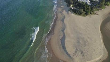 Sanfte-Wellen-Plätschern-Am-Sandstrand,-Sunshine-Coast,-Queensland,-Australien,-Luftaufnahme