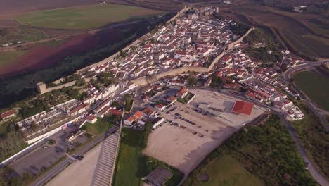 Obidos-Mittelalterliche-Stadt-Portugal-Ohne-Menschen-Bei-Sonnenaufgang,-Luftaufnahme