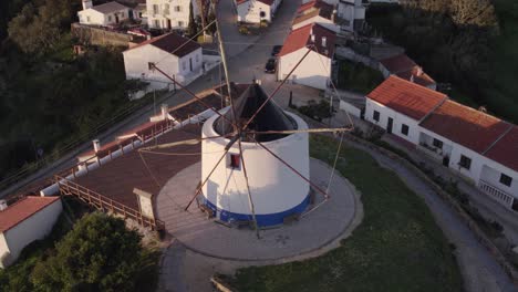 Nahaufnahme-Der-Windmühle-Moinho-De-Odeceixe-Bei-Sonnenaufgang-Ohne-Menschen,-Luftaufnahme