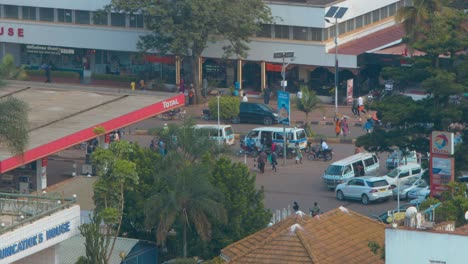 Vehicles-At-The-Gas-Station-Along-The-Road-In-Kampala,-Uganda