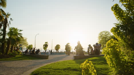 Menschen-Genießen-Den-Sonnenuntergang-über-Dem-Morton-Park-In-Vancouver,-Grüner-Vordergrund