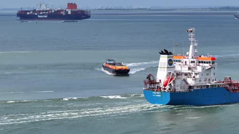 Ein-Arbeitsreicher-Tag-An-Der-Westerschelde.-Tragen-Sie-Einen-Lastkahn-Und-Ein-Küstenmotorschiff,-Die-Sich-Kreuzen,-Während-Im-Hintergrund-Ein-Containerschiff-Fährt