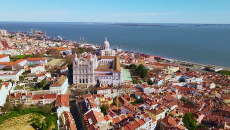 Alfama-Viertel-In-Lissabon,-Filmisches-Drohnenvideo.-Portugal