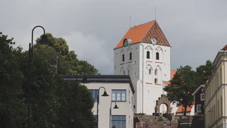 Descubriendo-El-Encanto-De-La-Iglesia-De-La-Santa-Cruz---Pastorado-De-Ronneby