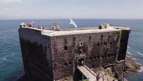 Vista-Aérea-Orbitando-La-Histórica-Colonia-Penal-Fuerte-De-São-João-Baptista-Das-Berlengas-Soleado-Punto-De-Referencia-Costero