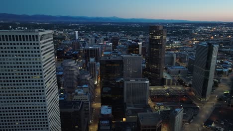 Denver,-Colorado-Wolkenkratzer-In-Der-Innenstadt-Während-Der-Blauen-Stunde-Im-Morgengrauen