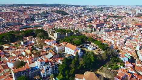 Alfama-district-in-Lisbon,-Sao-Jorge-Castle