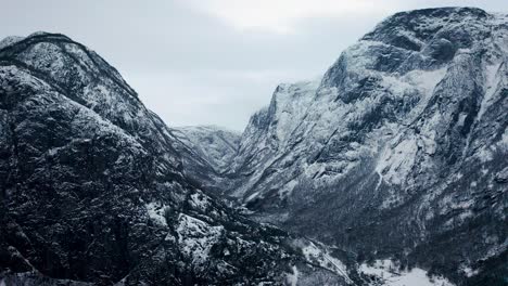 Antena-Sobre-El-Paisaje-Invernal-Cerca-De-Voss,-Noruega
