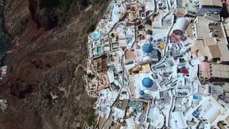 Oia-En-Santorini,-La-Isla-Griega.-Imágenes-De-Drones