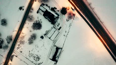 Luftaufnahme-über-Einer-Straßenkreuzung-In-Einer-Verschneiten-Landschaft-In-Der-Nähe-Von-Voss,-Norwegen
