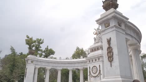 El-Hemiciclo-Benito-Juárez-Monumento-En-La-Ciudad-De-México