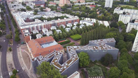 Spektakulärer-Luftflug-Von-Oben,-Jüdische-Museumsstadt-Berlin,-Libeskind-Gebäude,-Deutschland,-Sommertag-2023