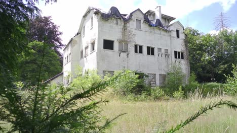 Riesiges-Weißes,-Verlassenes-Herrenhaus-Mitten-Im-Belgischen-Wald-Mit-Zerbrochenen-Fenstern