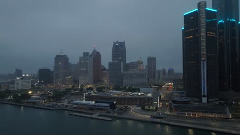 Skyline-Von-Detroit,-Michigan-Während-Des-Nebligen-Morgens