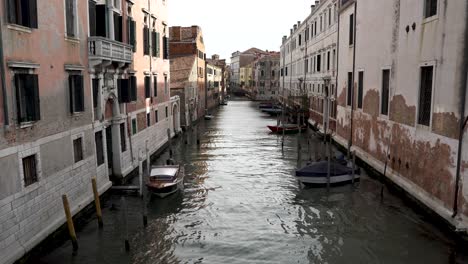 Vista-Idílica-Y-Encantadora-Del-Estrecho-Canal-De-Venecia-Durante-La-Hora-Dorada-Del-Sol