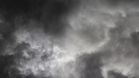 Dunkle-Gewitterwolken-Beleuchtet-4k