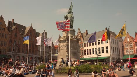 Turistas-En-La-Estatua-De-Pieter-De-Coninck-En-La-Plaza-Principal-De-Brujas,-Bélgica