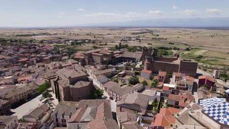 Aerial-view-orbiting-Castillo-de-Oropesa,-Medieval-Spanish-fortification-in-the-Toledo-province