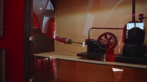 Historisches-Artefakt-Eines-Dampfbetriebenen-Vibrators,-Ausgestellt-Im-Sexmuseum-In-Prag,-Tschechische-Republik