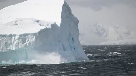 Día-Tormentoso-Con-Agua-Salpicando-Contra-Un-Gran-Iceberg