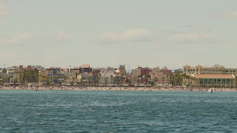 Blick-Auf-Den-Strand-Von-Malvarrosa-Vom-Meer-Aus-An-Einem-Sonnigen-Sommertag-Mit-Badegästen