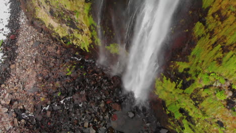 Luftaufnahme-Von-Oben-Nach-Unten-Auf-Den-Wunderschönen-Wasserfall-Auf-Madeira