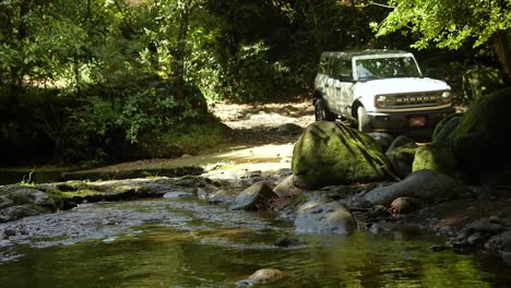 Ford-Bronco-Cruzando-El-Río-En-Las-Montañas.